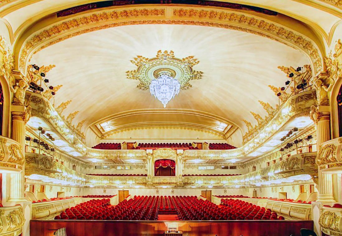 Зрительный зал бакинского театра оперы и балета